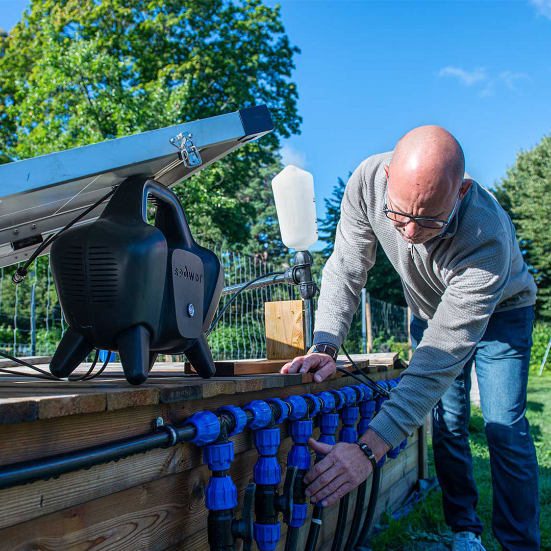 Founder of Spowdi, Henrik Johansson show case the drip irrigation system spowdi mobile pro